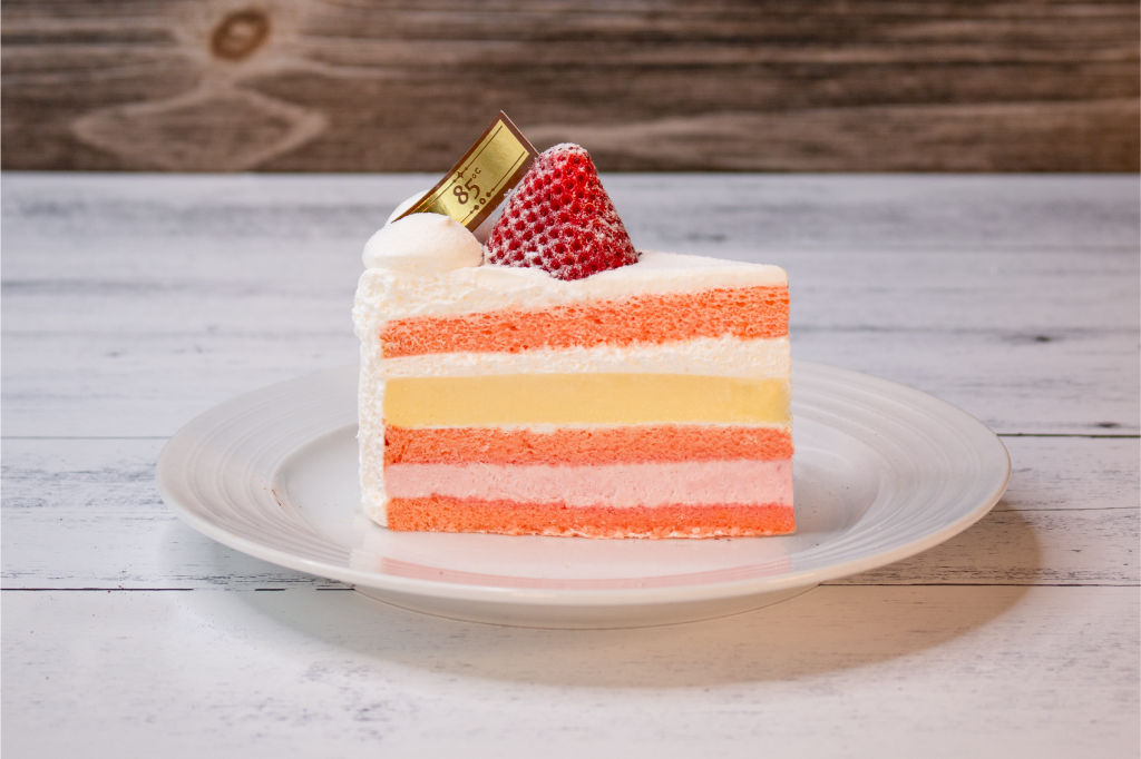 Deluxe Strawberry Cream 85C Bakery Cafe